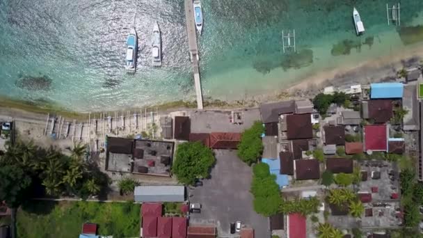 Muitas lanchas ancoradas juntas perto do cais, vista drone — Vídeo de Stock