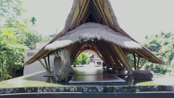 O interior do lugar de ioga. Thatched telhado tropical da cor amarela. Edifício de bambu moderno com um telhado de cana — Vídeo de Stock