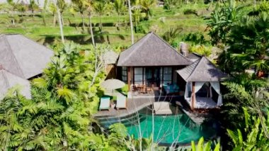 Yaz tatili, plaj tatili, turistler güneşli havuzun yanındaki lüks otelde tatilin tadını çıkarıyor.