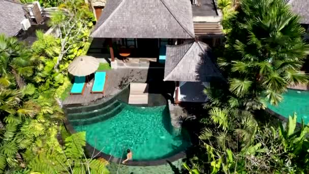 Fotografia aérea de um jovem asiático turista tem bom tempo em uma piscina privada — Vídeo de Stock