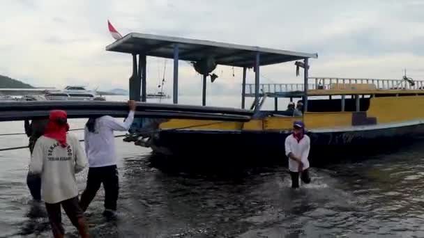 Sanur Μπαλί Ινδονησία Μαρτίου 2021 Εργαζόμενοι Φορτώνουν Φορτίο Ένα Πλοίο — Αρχείο Βίντεο