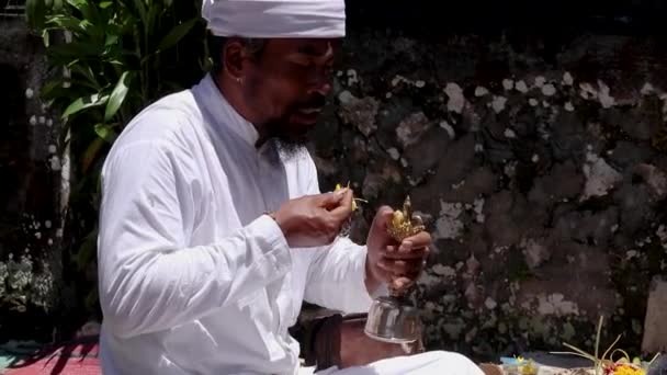 Prêtre Balinais Sonne Une Cloche Effectue Rituel Souvenir Des Ancêtres — Video