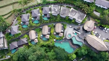 Ubud 'daki Aerial View Hotel Resort, Ubud' daki lüks otellerden biridir. Pirinç tarlası, Bali, Endonezya yakınlarındaki ormandaki otellere tepeden tırnağa