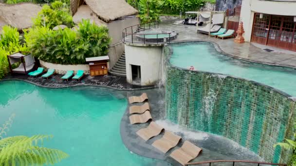 Gros Plan Homme Dans Une Piscine Débordement Repose Regarde Bord — Video