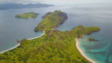 Komodo adalarındaki Padar adasının tepesinden Flores Endonezya 'nın havadan manzarası
