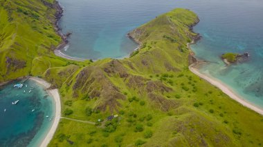 Komodo adalarındaki Padar adasının tepesinden Flores Endonezya 'nın havadan manzarası