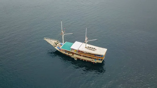 Vista Aérea Tradicional Barco Phinisi Navegando Ilha Padar East Nusa — Fotografia de Stock