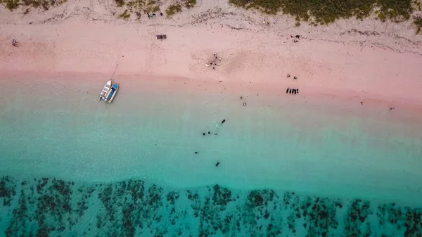 Vista Aérea Pink Beach Con Color Verde Colina Mar Turquesa —  Fotos de Stock