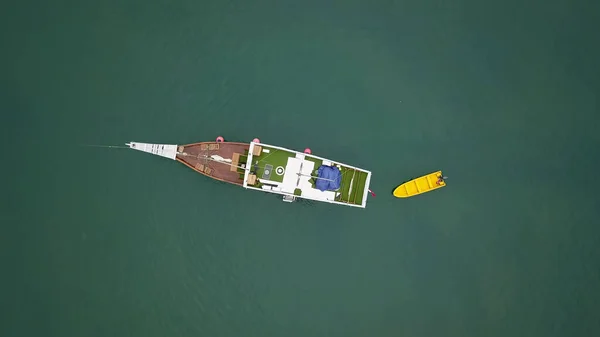 Bela Vista Aérea Praias Barco Turístico Navegando Ilha Flores Indonésia — Fotografia de Stock