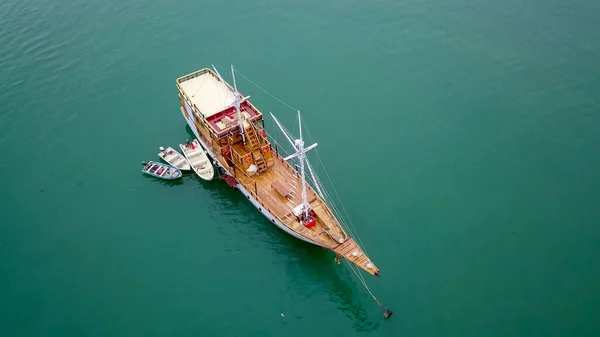 Bela Vista Aérea Praias Barco Turístico Navegando Ilha Flores Indonésia — Fotografia de Stock