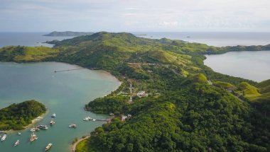 Padar adası Labuan Bajo 'nun etrafında yelken açan geleneksel fenisi hava manzaralı bir grup..
