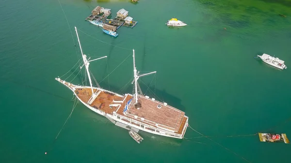 Vista Aérea Barco Turístico Vela Labuan Bajo West Manggarai — Fotografia de Stock