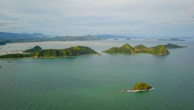 Labuan Bajo Batı Manggarai 'de deniz manzaralı küçük bir ada..
