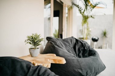 Oturup tüttürmek. Fasulye koltuğu. Rahatlayın ve dinlenin..