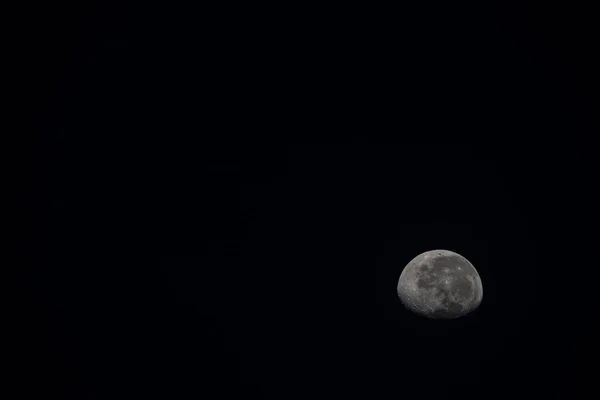 月と暗い空の夜のバナー 暗い黒の星空深い宇宙背景暗い夜空に雲と灰色の月がメッセージのためのスペースをたっぷりと左側に退色します スペースのコピー — ストック写真