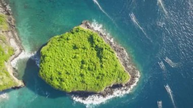 Hava manzaralı küçük bir balıkçı teknesi ve güzel bir yaz mevsimi. Balıkçı tekneleri Bali 'de küçük bir adada yelken açıyorlar. Tayland Turizmi