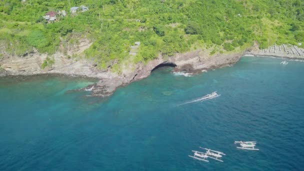 Zdjęcie Lotu Drona Małej Wyspy Otoczonej Niesamowitą Turkusową Wodą Oceanu — Wideo stockowe