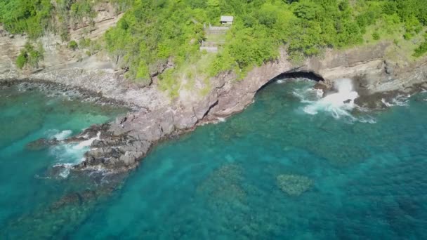 海浪进入岩石中的一个洞穴 形成大量的水花 — 图库视频影像