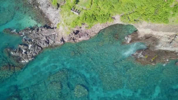 位于印度尼西亚巴厘岛的Nusa Lembongan海岸 有许多豪华别墅和酒店 在一个田园诗般的海滩旁 从空中俯瞰而下的令人毛骨悚然的无人机镜头 — 图库视频影像