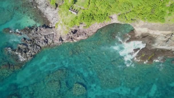 Dramatische Bovengrondse Beelden Van Blauwe Lagune Het Nusa Ceningan Eiland — Stockvideo