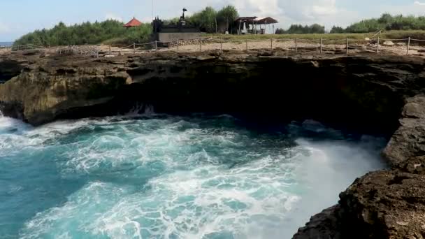 Tęcza Rozpryskanej Wodzie Dziki Ocean Zwolnionym Tempie Diabelskie Łzy Indonezja — Wideo stockowe