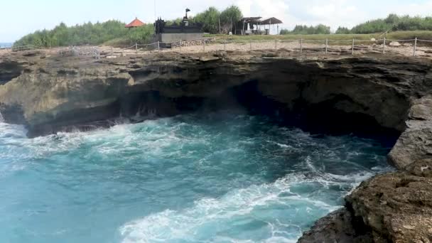 インドネシア バリのヌサレンボンガンで波が激しく衝突する劇的な悪魔の涙の海岸の映像 — ストック動画