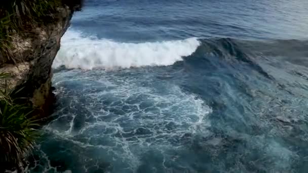 波浪和 Clifs 的顶向下视图 — 图库视频影像