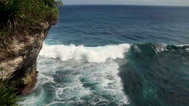 夏威夷瓦胡岛的大浪从上空滚滚而下 在蓝色碧绿的海洋上俯瞰着4K无人驾驶飞机 海浪汹涌 白茫茫 阳光灿烂的日子在海面上 北岸的巨浪和泡沫 — 图库视频影像