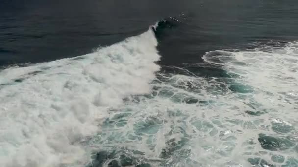 Vista Aérea Enormes Olas Turquesa Que Aparecen Mar Cámara Lenta — Vídeo de stock