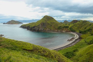 Batı Manggarai 'deki Komodo adalarındaki Padar adasının manzarası..