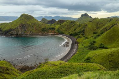 Batı Manggarai 'deki Komodo adalarındaki Padar adasının manzarası..