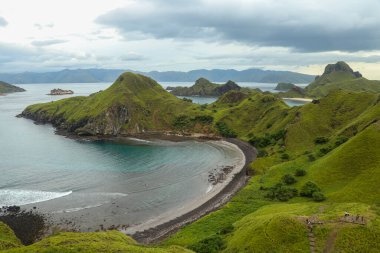 Batı Manggarai 'deki Komodo adalarındaki Padar adasının manzarası..