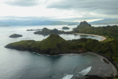 Batı Manggarai 'deki Komodo adalarındaki Padar adasının manzarası..