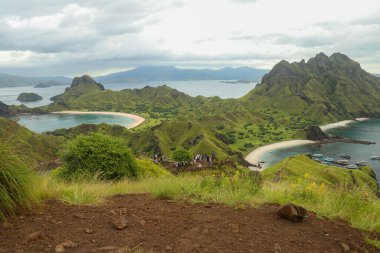 Batı Manggarai 'deki Komodo adalarındaki Padar adasının manzarası..