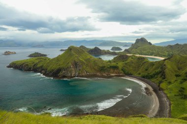 Batı Manggarai 'deki Komodo adalarındaki Padar adasının manzarası..