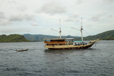 Yerel gemisi, yatı ve geleneksel küçük teknesi olan Labuan bajo 'su. Bunlar Labuan Bajo 'daki ada ve turist merkezi arasındaki ana ulaşımdı..