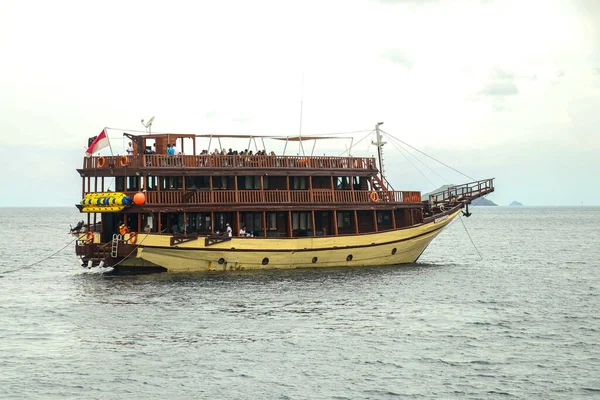 Labuan Bajo Com Navio Local Iate Pequeno Barco Tradicional Aqueles — Fotografia de Stock