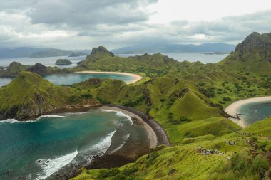 Batı Manggarai 'deki Komodo adalarındaki Padar adasının manzarası..