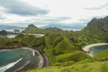 Batı Manggarai 'deki Komodo adalarındaki Padar adasının manzarası..