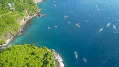 Turkuaz denizle çevrili tropikal adanın havadan görünüşü. Gili Selang Bali 'de tropikal bitki örtüsüyle kaplı küçük bir ada..
