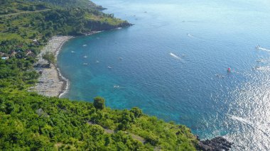 Turkuaz denizle çevrili tropikal adanın havadan görünüşü. Gili Selang Bali 'de tropikal bitki örtüsüyle kaplı küçük bir ada..
