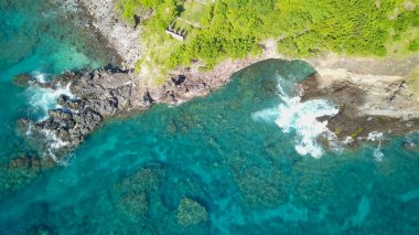 Turkuaz denizle çevrili tropikal adanın havadan görünüşü. Gili Selang Bali 'de tropikal bitki örtüsüyle kaplı küçük bir ada..
