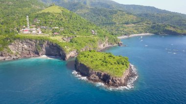 Turkuaz denizle çevrili tropikal adanın havadan görünüşü. Gili Selang Bali 'de tropikal bitki örtüsüyle kaplı küçük bir ada..