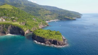 Turkuaz denizle çevrili tropikal adanın havadan görünüşü. Gili Selang Bali 'de tropikal bitki örtüsüyle kaplı küçük bir ada..