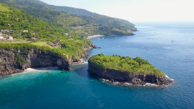 Turkuaz denizle çevrili tropikal adanın havadan görünüşü. Gili Selang Bali 'de tropikal bitki örtüsüyle kaplı küçük bir ada..