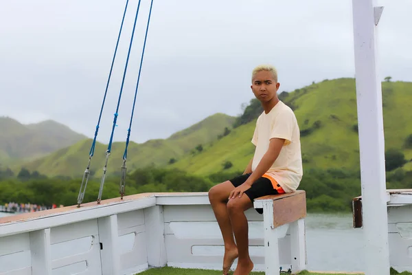 Widok Człowieka Korzystających Żeglarstwo Tradycyjne Phinisi Labuan Bajo — Zdjęcie stockowe