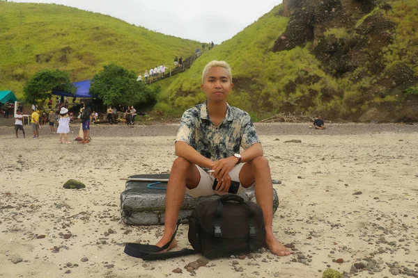 Молодий Чоловік Сидить Дошці Пагорбами Задньому Плані Острова Падар — стокове фото