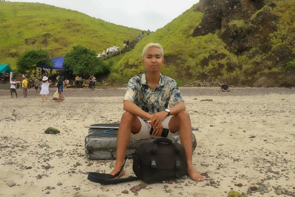 Młody Człowiek Siedzi Tablicy Wzgórzami Tle Padar Island — Zdjęcie stockowe
