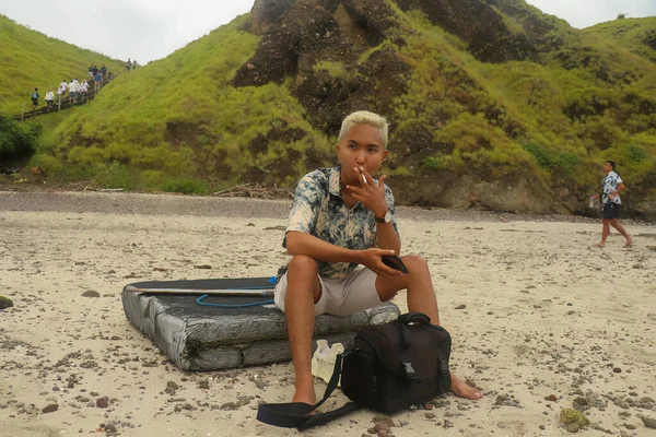 Молодий Чоловік Сидить Дошці Пагорбами Задньому Плані Острова Падар — стокове фото