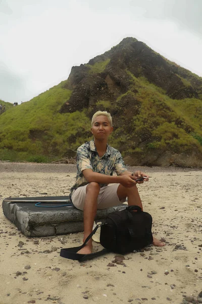 Jovem Senta Tabuleiro Com Colinas Fundo Padar Island — Fotografia de Stock